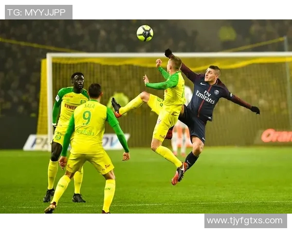 顶级球星全力施展足球射门技艺展现力量速度与精准的极致融合魅力